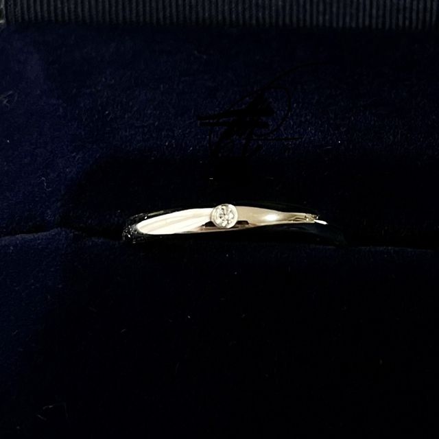 【銀座ダイヤモンドシライシの口コミ】 薄めで、着けている感覚の低いものを、という彼の希望に合わせましたが、…