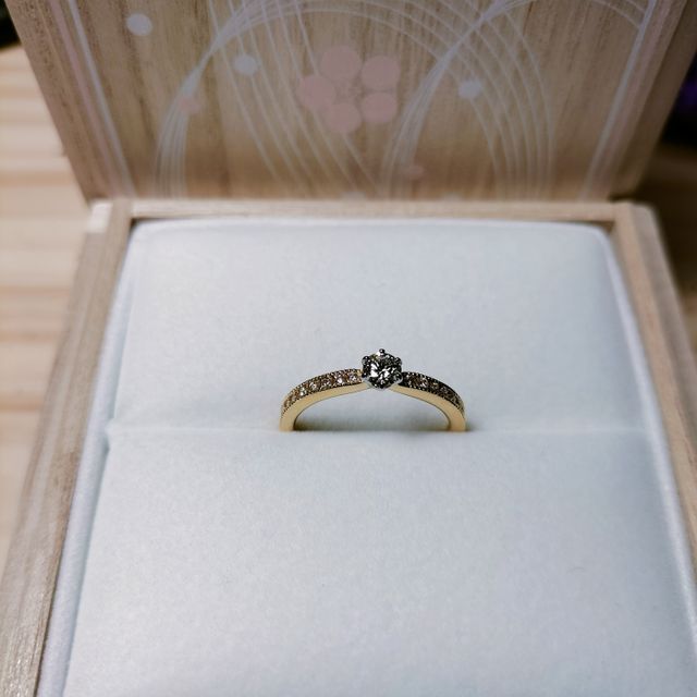 【garden(ガーデン)の口コミ】 指輪のデザインはシンプルなストレートタイプで中央に大きいダイヤモンド…