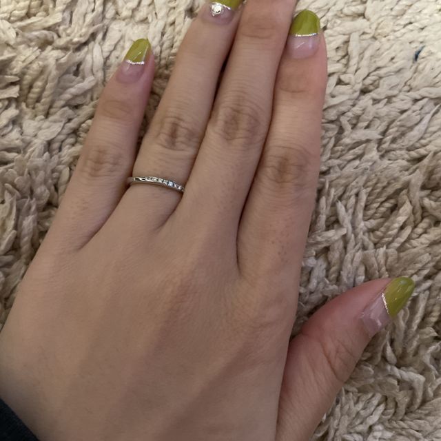 【銀座ダイヤモンドシライシの口コミ】 ダイヤがついているものが良くて、ダイヤが1つのものと何個もついているも…