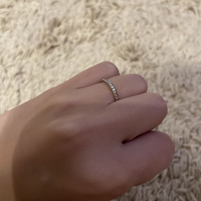 【銀座ダイヤモンドシライシの口コミ】 ダイヤがついているものが良くて、ダイヤが1つのものと何個もついているも…