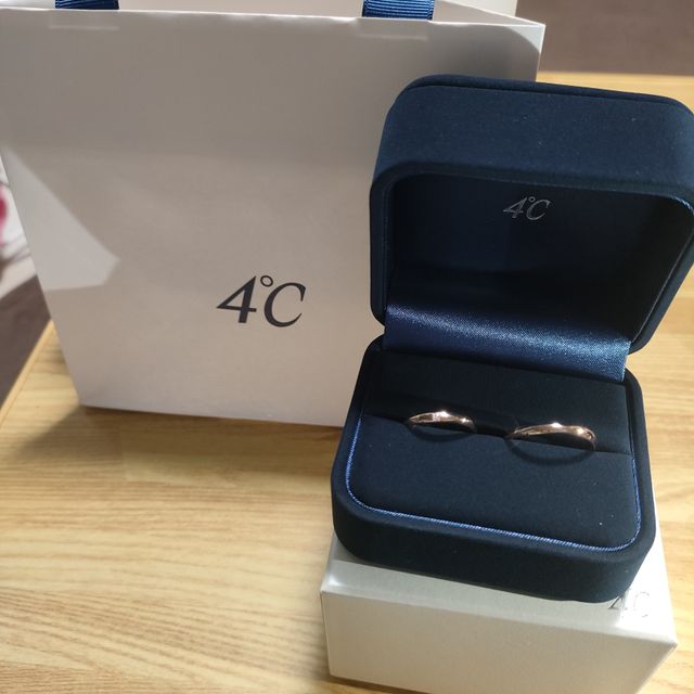 【4℃ BRIDAL(ヨンドシーブライダル)の口コミ】 ピンクゴールドの結婚指輪を探しており、4℃さんで絶妙にウェーブしていて…
