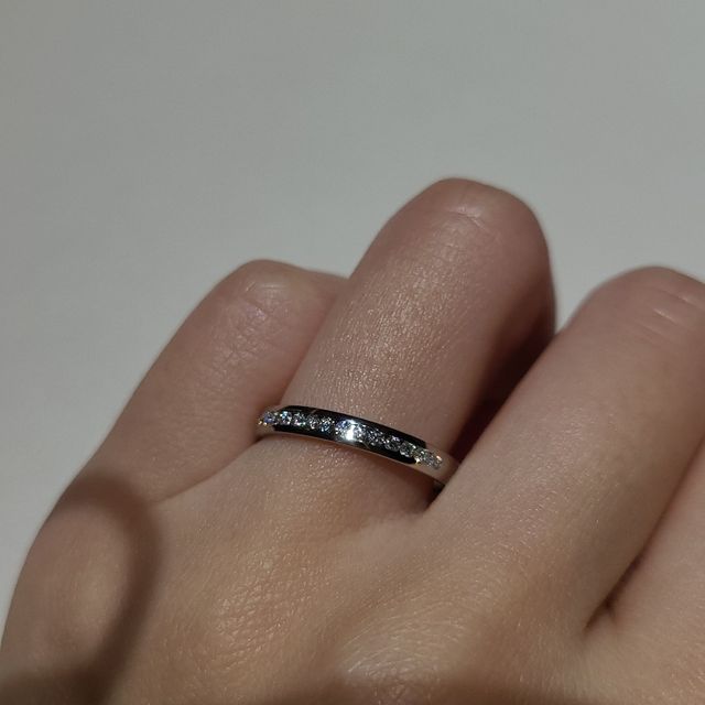 【アイプリモ(I-PRIMO)の口コミ】 ストレートタイプのエタニティリングで、キラキラ感が好きな自分にぴった…