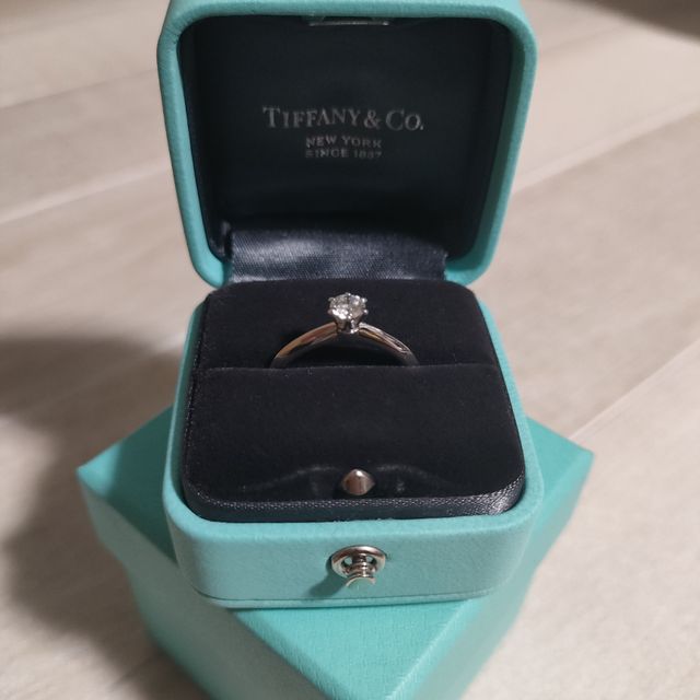 【ティファニー(Tiffany & Co.)の口コミ】 やはり定番、憧れのティファニーの婚約指輪。ダイヤモンドの輝きも半端な…