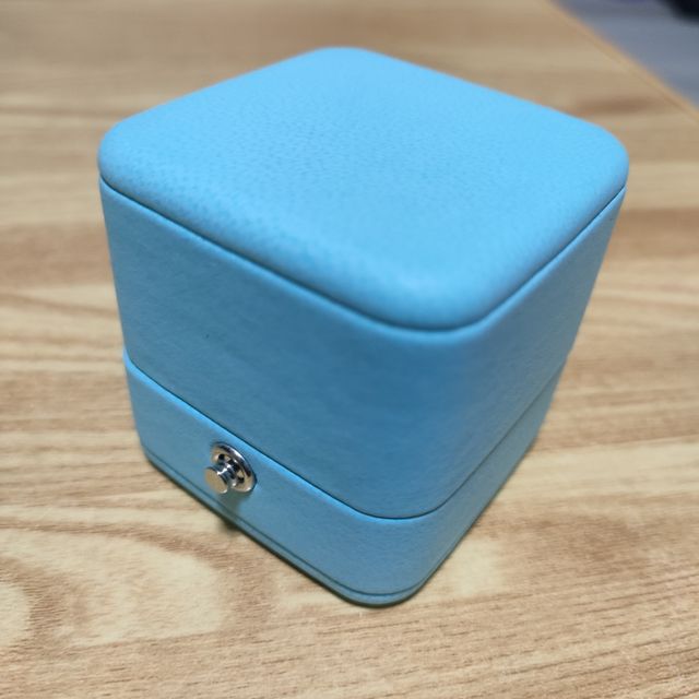 【ティファニー(Tiffany & Co.)の口コミ】 やはり定番、憧れのティファニーの婚約指輪。ダイヤモンドの輝きも半端な…