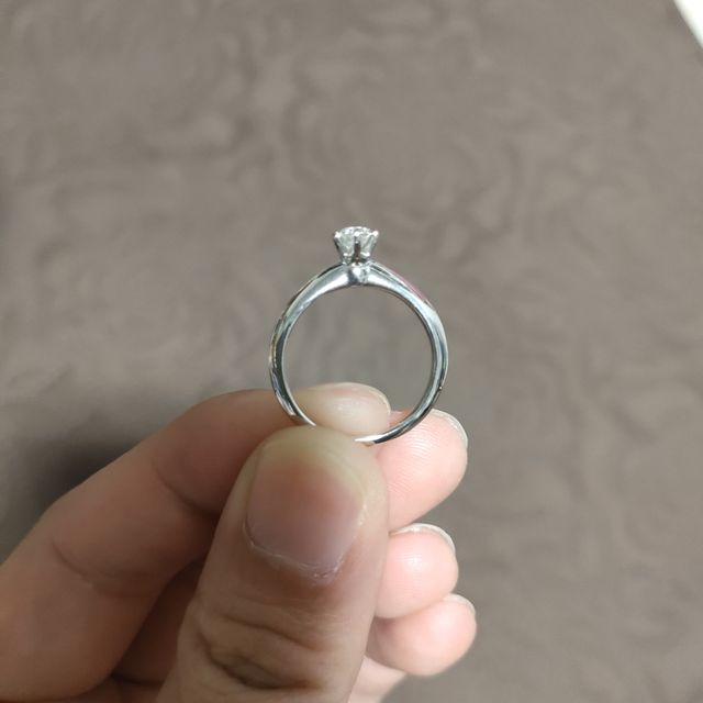 【ティファニー(Tiffany & Co.)の口コミ】 やはり定番、憧れのティファニーの婚約指輪。ダイヤモンドの輝きも半端な…