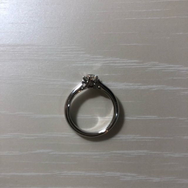 【ラザール ダイヤモンド(LAZARE DIAMOND)の口コミ】 指輪のデザインが他にない感じで気に入りました。サイドに二つ、小さなダ…