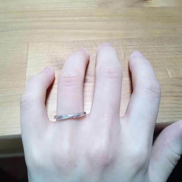 【I's stone(アイズストーン)の口コミ】 シンプルながら上品なデザインに魅力を感じました。また、婚約指輪と重ね…