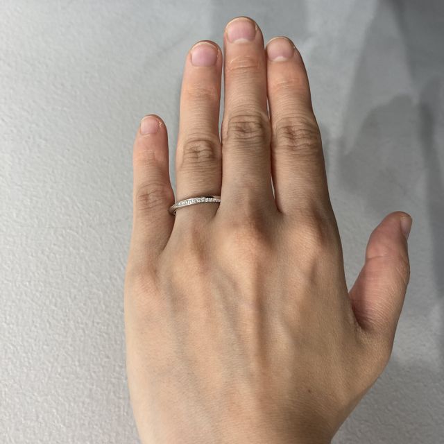 【銀座ダイヤモンドシライシの口コミ】 手が小さいので、華奢な指輪の方が似合うかと思いました。ダイヤモンドの…