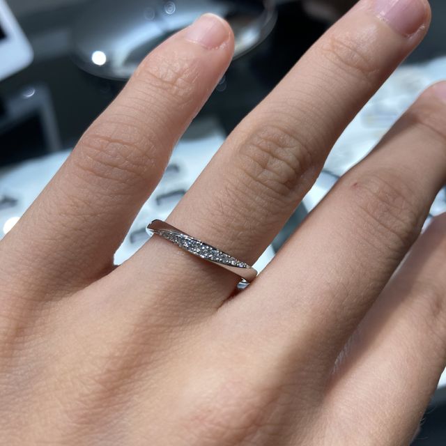 【ラザール ダイヤモンド(LAZARE DIAMOND)の口コミ】 上から見ても下から見てもダイヤモンドが見えてテンションが上がります。
…