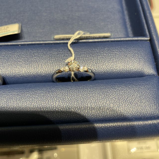 【銀座ダイヤモンドシライシの口コミ】 さまざまな種類の婚約指輪と見比べて自分の中で相手のイメージに合うと思…