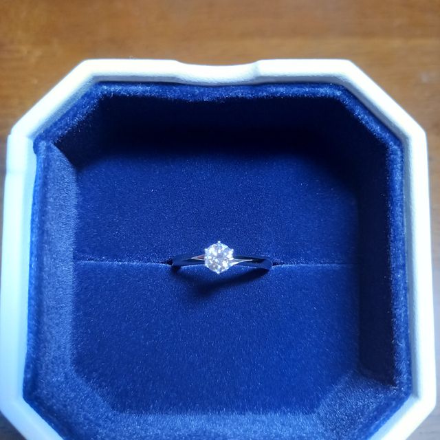 【4℃ BRIDAL(ヨンドシーブライダル)の口コミ】 ・1粒のダイヤモンドが目立つように、装飾はなしのシンプルなデザインかつ…