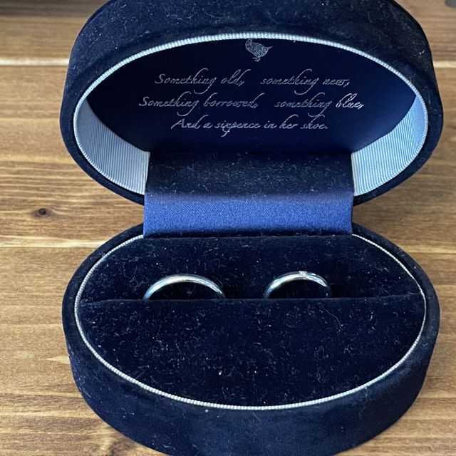 【Something Blue(サムシングブルー)の口コミ】 リング内側にサファイアが入っているところと、シンプルなデザインが決め…