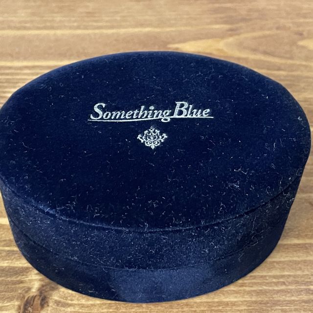 【Something Blue(サムシングブルー)の口コミ】 リング内側にサファイアが入っているところと、シンプルなデザインが決め…