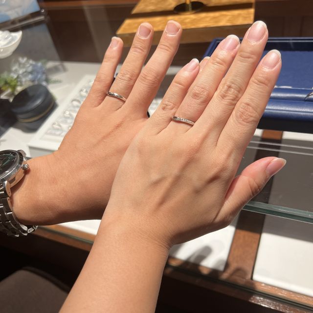 【銀座ダイヤモンドシライシの口コミ】 ダイヤが斜めに入っていて、動きがあるデザインがとても気に入っていまし…