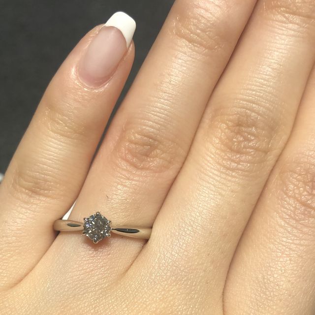 【エクセルコダイヤモンド(EXELCO DIAMOND)の口コミ】 一粒ダイヤのものを探していましたが、写真の指輪はダイヤが大きく見えま…