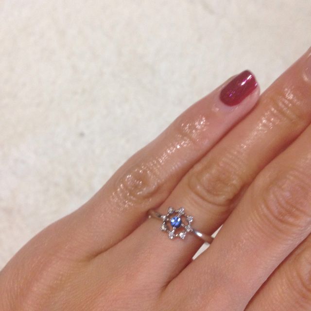 【4℃ BRIDAL(ヨンドシーブライダル)の口コミ】 誕生石のサファイヤが真ん中に入っていて周りのダイヤが誕生石を引き立て…