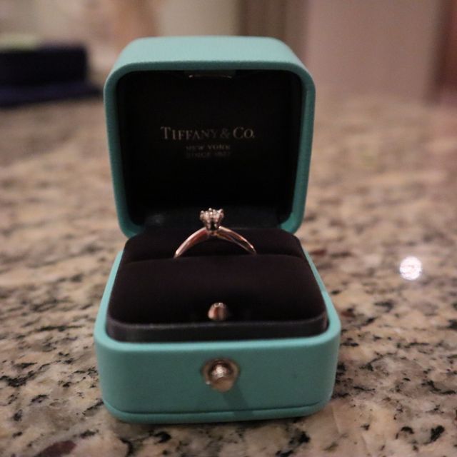 【ティファニー(Tiffany & Co.)の口コミ】 シンプルで、王道なデザインで、間違いない指輪だと思います。結婚指輪に…