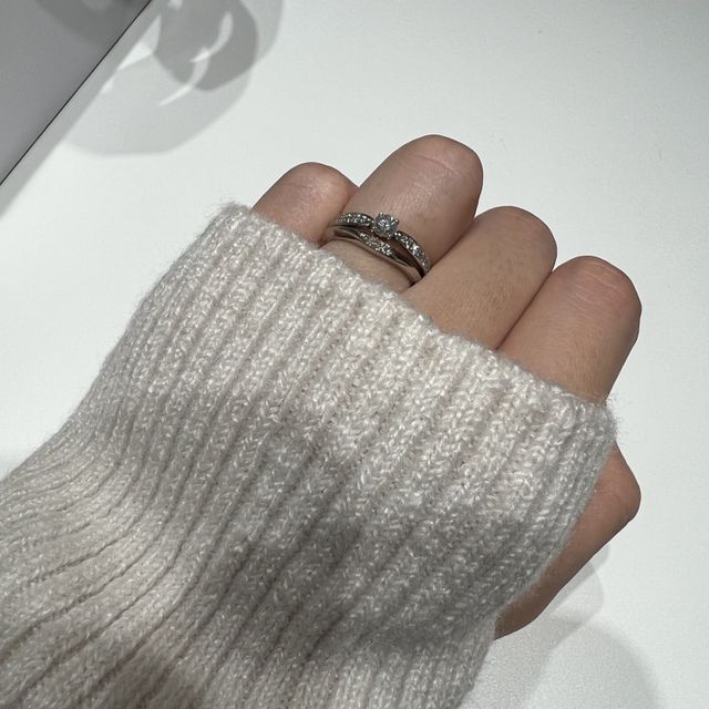 【ラザール ダイヤモンド(LAZARE DIAMOND)の口コミ】 指が少しでも長く見えるようなものにしたかったので、V字の指輪を選びまし…