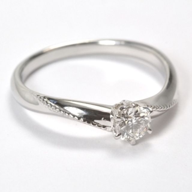 【ティファニー(Tiffany & Co.)の口コミ】 デザインからオーダーメイドでつくっていただいた指輪です。
指にはめると…