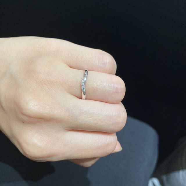 【アイプリモ(I-PRIMO)の口コミ】 指が短く、水掻きがかなりあったので、ストレートの指輪だと傾きが気にな…