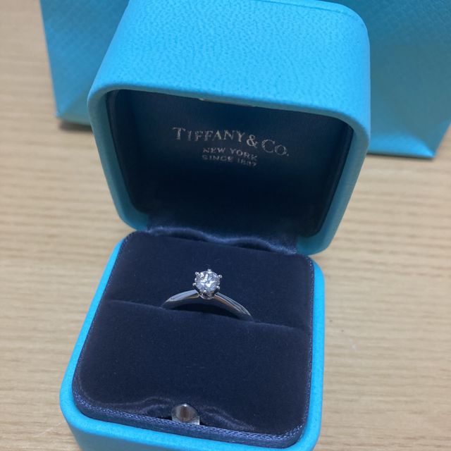 【ティファニー(Tiffany & Co.)の口コミ】 ダイヤが目立つデザインが気に入りました。せっかくの婚約指輪なので、ザ&…