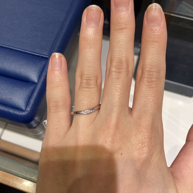 【銀座ダイヤモンドシライシの口コミ】 指が短く、水かきもある指なので、ストレートタイプは似合わず、こちらを…