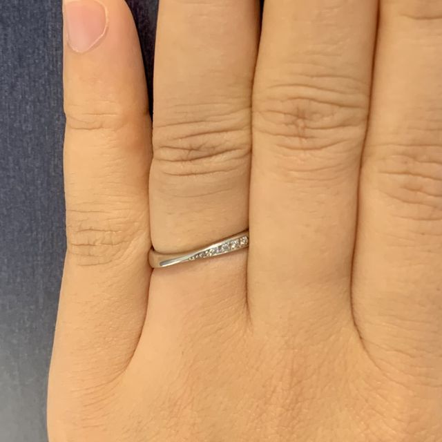 【銀座ダイヤモンドシライシの口コミ】 お守りという意味をもつ指輪です。つけ心地がとてもよく細身のため指が長…