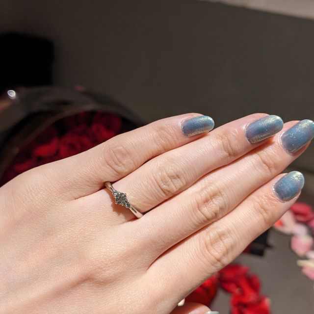 【ラザール ダイヤモンド(LAZARE DIAMOND)の口コミ】 左右のひと粒ずつプラスでついてるデザインが線対称で、一粒だけの時より…