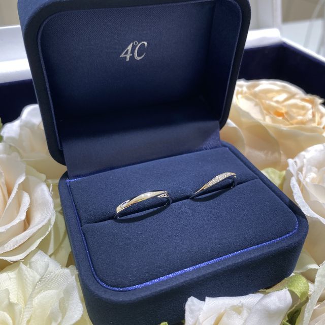 【4℃ BRIDAL(ヨンドシーブライダル)の口コミ】 着用するとペアリングにも見えますが、実は女性用の方がウェーブがかった…