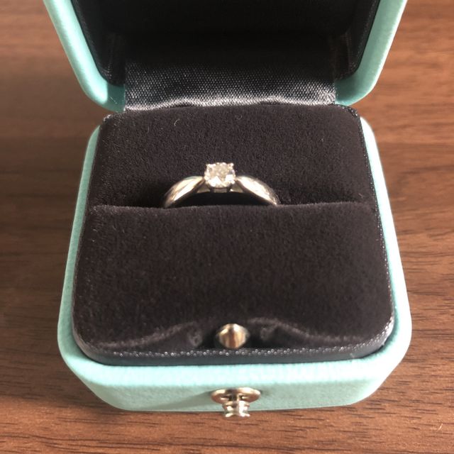 【ティファニー(Tiffany & Co.)の口コミ】 婚約指輪はなかなかつける機会がないと言われますが、こちらの指輪はシン…