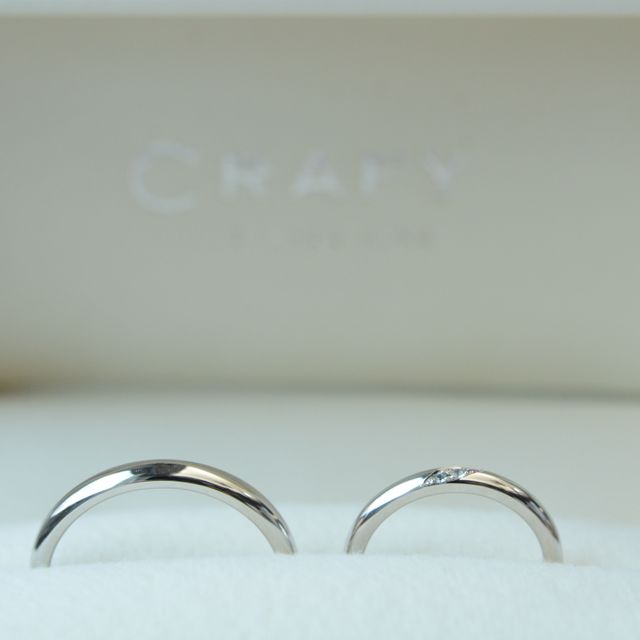 【CRAFY(クラフィ)の口コミ】 指輪のデザインは、シンプルで宝石の入れ方も選べてとても良かったです。
…