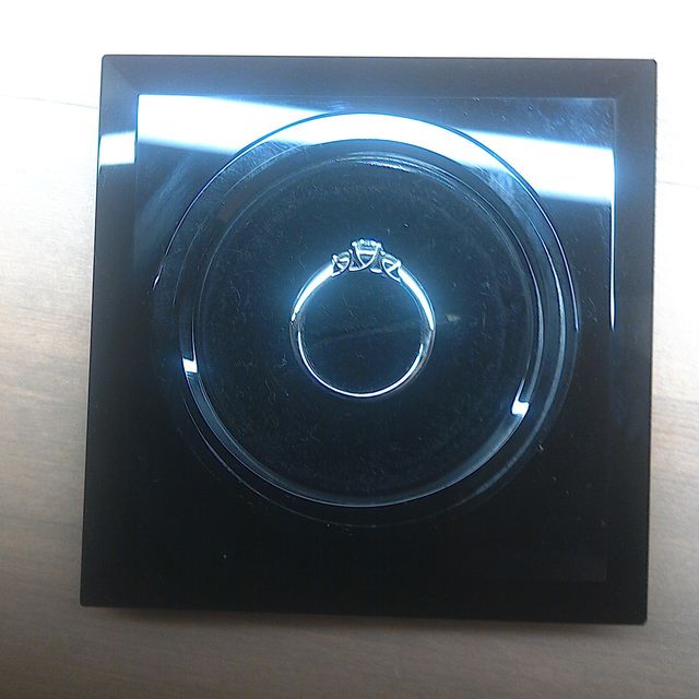 【ラザール ダイヤモンド(LAZARE DIAMOND)の口コミ】 台のデザインが決め手でした。せっかくなので他にはないデザインのものを…