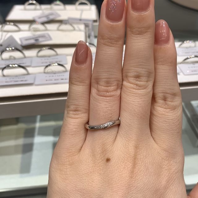 【アイプリモ(I-PRIMO)の口コミ】 ウェーブのデザインが指が綺麗に見えます◎ダイヤモンドの数は多くはないで…