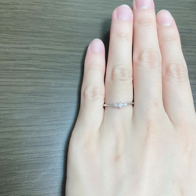 【ケイウノ ブライダル(K.UNO BRIDAL)の口コミ】 彼がサプライズで購入してプレゼントくれました。シンプルなデザインでデ…