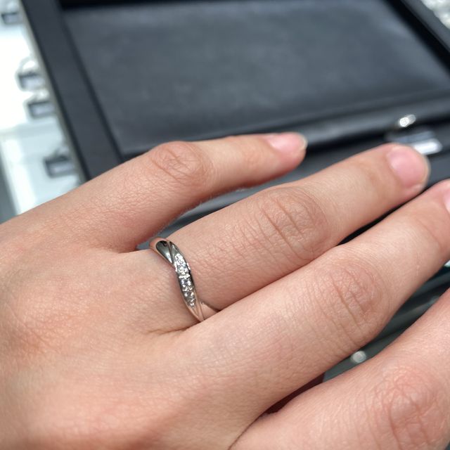 【ラザール ダイヤモンド(LAZARE DIAMOND)の口コミ】 シンプルなデザインでしたが、ダイヤが3粒入っておりごつすぎず可愛らしい…