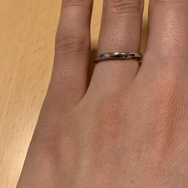 【俄(にわか)の口コミ】 シンプルな中にもデザインがあり即決しました。リングは太すぎず細すぎず…