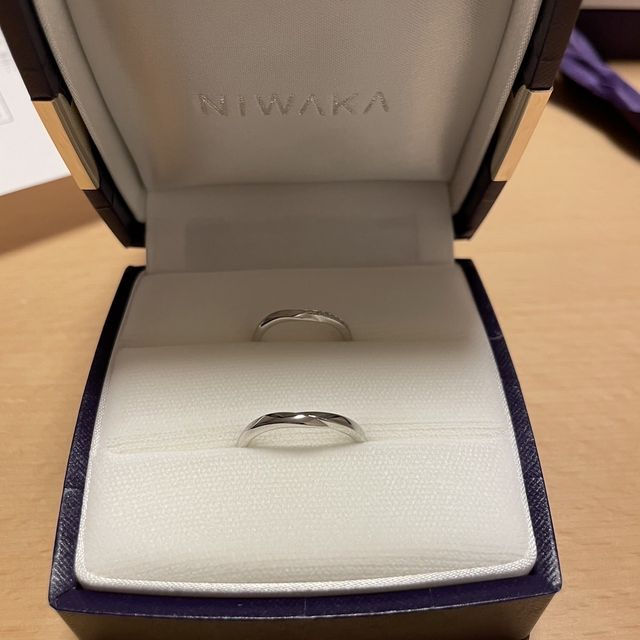 【俄(にわか)の口コミ】 シンプルな中にもデザインがあり即決しました。リングは太すぎず細すぎず…