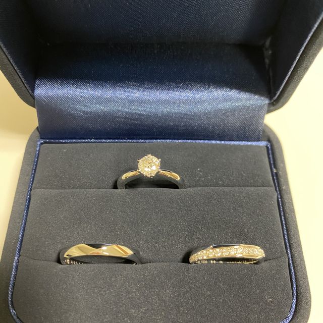 【4℃ BRIDAL(ヨンドシーブライダル)の口コミ】 ハーフエタニティのリングと悩みましたが、
ファッションジュエリーとして…