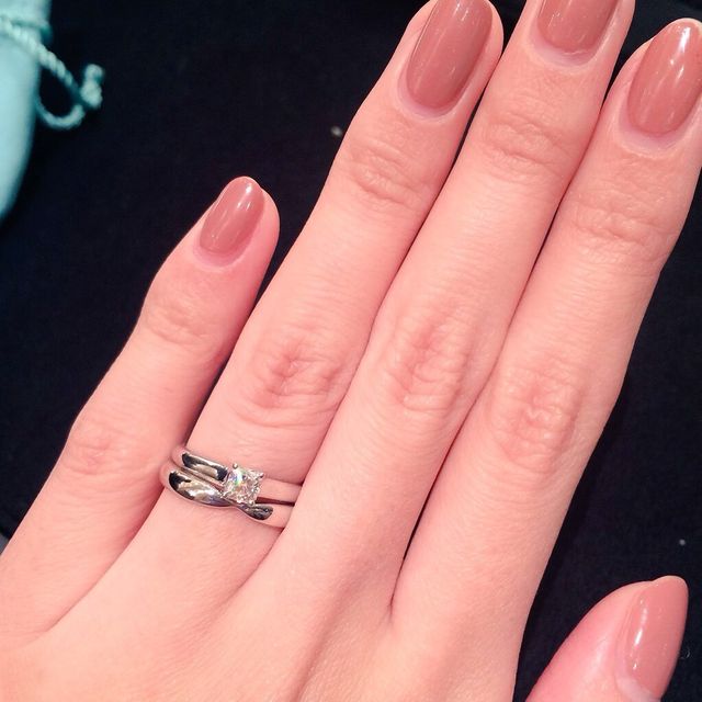 【ティファニー(Tiffany & Co.)の口コミ】 クラシカルで上品なデザインのものを探しており、四角いカットのダイヤと…