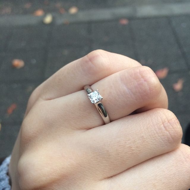 【ティファニー(Tiffany & Co.)の口コミ】 クラシカルで上品なデザインのものを探しており、四角いカットのダイヤと…