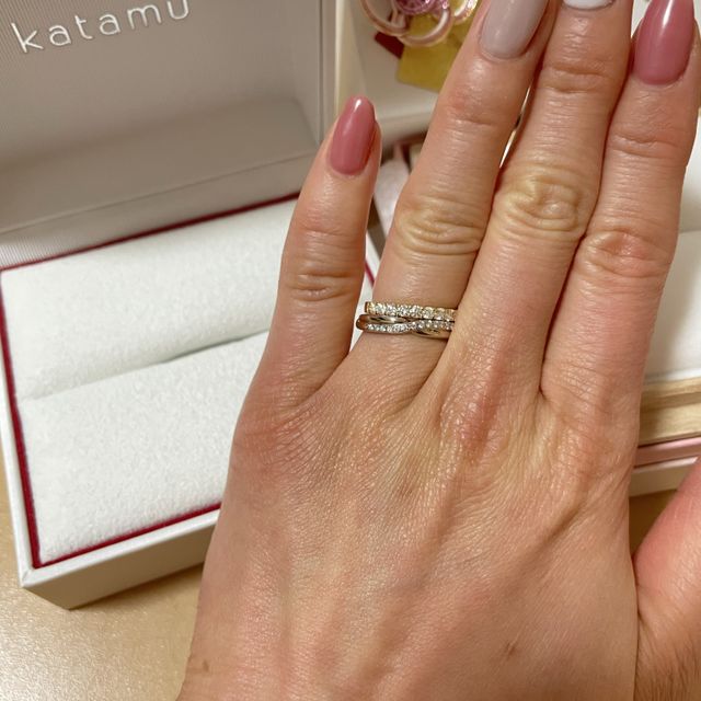 【Katamu(カタム)の口コミ】 婚約指輪と結婚指輪を2連で着けたかったので、重ね付けしてもおかしくない…