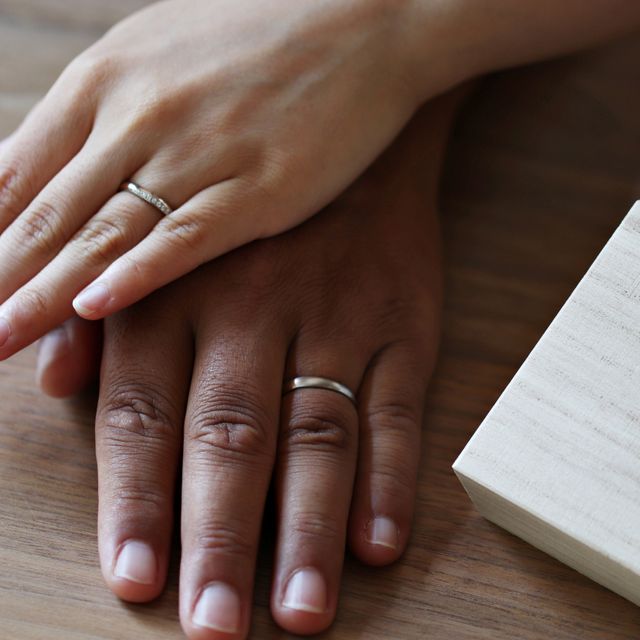 【出雲結(いずもゆい)の口コミ】 指輪のデザインは単色ではなく、複数の金属が溶け合うマダラ模様のような…