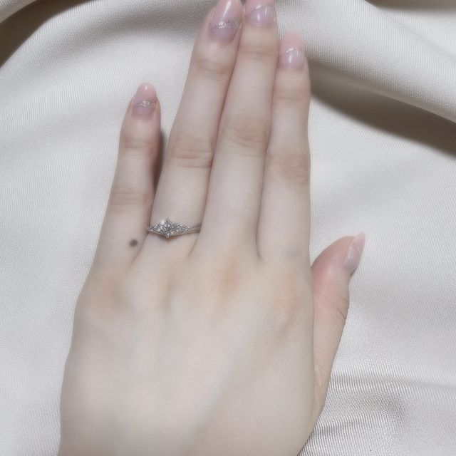 【宝寿堂(ほうじゅどう)の口コミ】 デザインは、周りにメレダイヤがついていて、シンプルなデザインかつ手が…