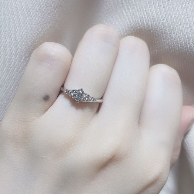 【宝寿堂(ほうじゅどう)の口コミ】 デザインは、周りにメレダイヤがついていて、シンプルなデザインかつ手が…