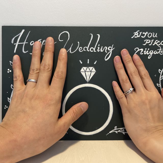 【TOMOE(トモエ)の口コミ】 ダイヤが着いてるものがいいなと思い、試着しました。実際に着けてみたと…