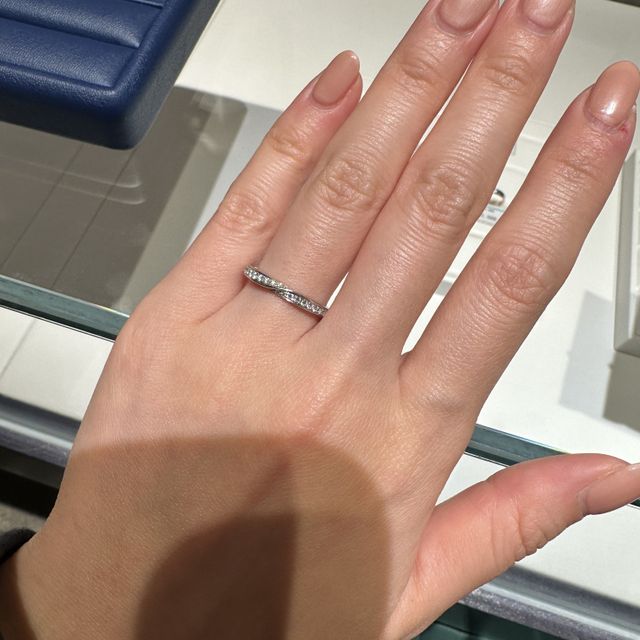 【銀座ダイヤモンドシライシの口コミ】 リングがストレートの形で探しており、
婚約指輪と重ねた時に、Vの形や湾…