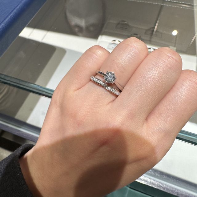 【銀座ダイヤモンドシライシの口コミ】 リングがストレートの形で探しており、
婚約指輪と重ねた時に、Vの形や湾…