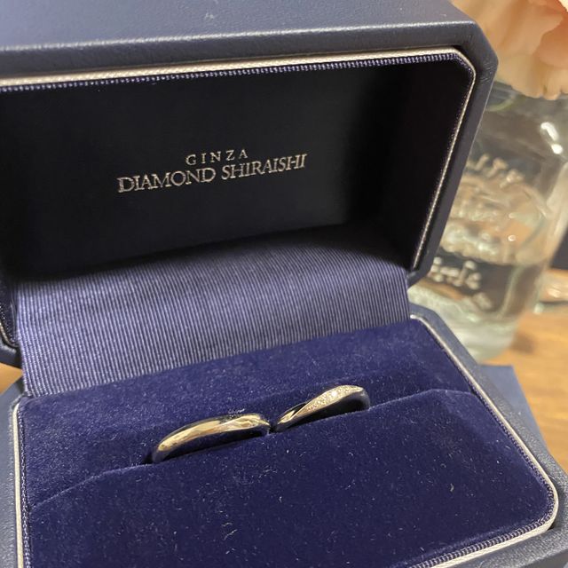 【銀座ダイヤモンドシライシの口コミ】 まず指が綺麗に見えるデザインがよかったので、真っ直ぐのリングではなく…