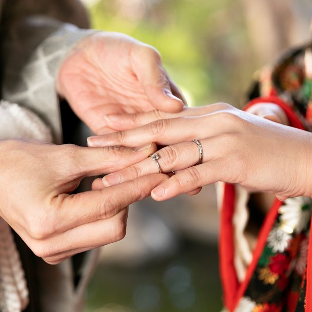 【銀座ダイヤモンドシライシの口コミ】 まず指が綺麗に見えるデザインがよかったので、真っ直ぐのリングではなく…