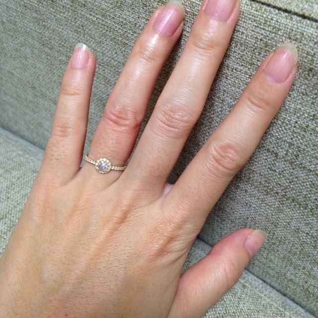 【AHKAH(アーカー)の口コミ】 真ん中のダイヤがとてもきれいに輝いてたのと、リングが華奢な細いタイプ…